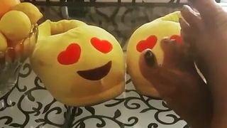 Tiye com os pés descalços e um sorriso