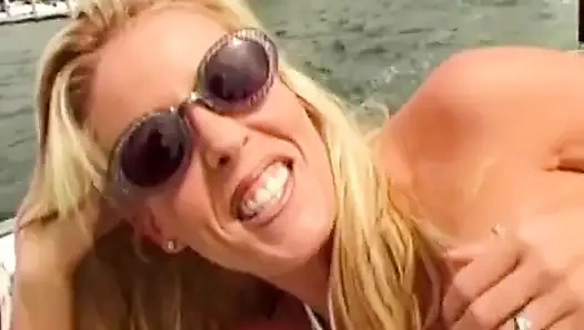 Atemberaubende französische MILF hat ihre muschi auf der yacht geknallt