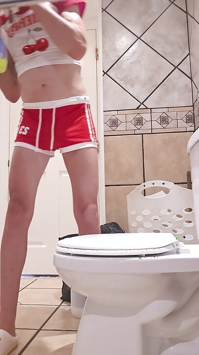 SexyFilomena cleans her bathroom
