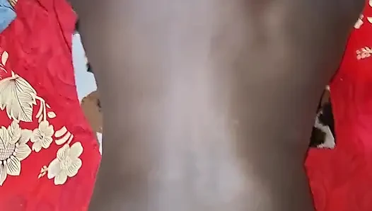 Bu fahişenin büyük kalçalarını yıkıyorum