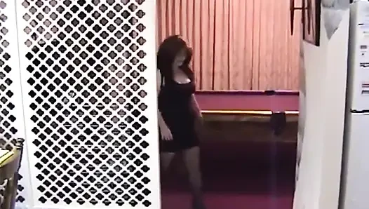 Tombul orta yaşlı seksi kadının büyük bir dildoyla kendini siktiği klasik bir bölüm