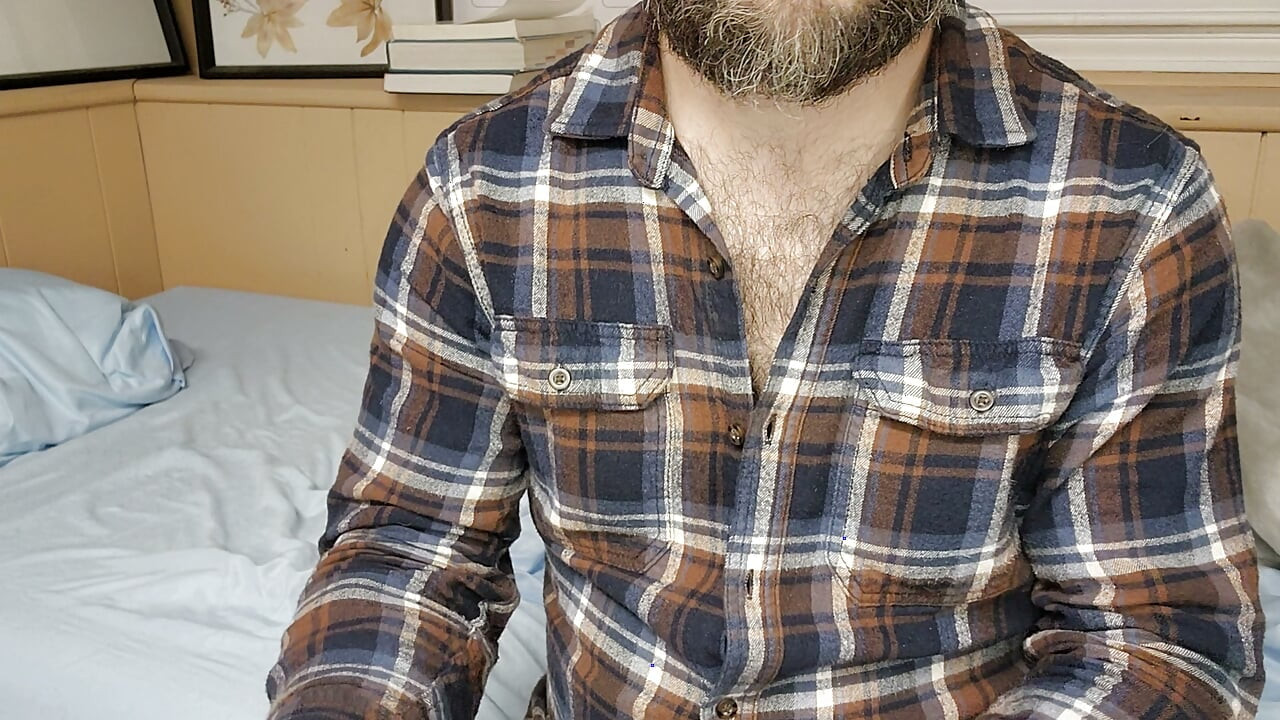 Masturbándose con juguetes hasta el clímax después de aprender algo de edición de vídeo y pensar en sus escenas