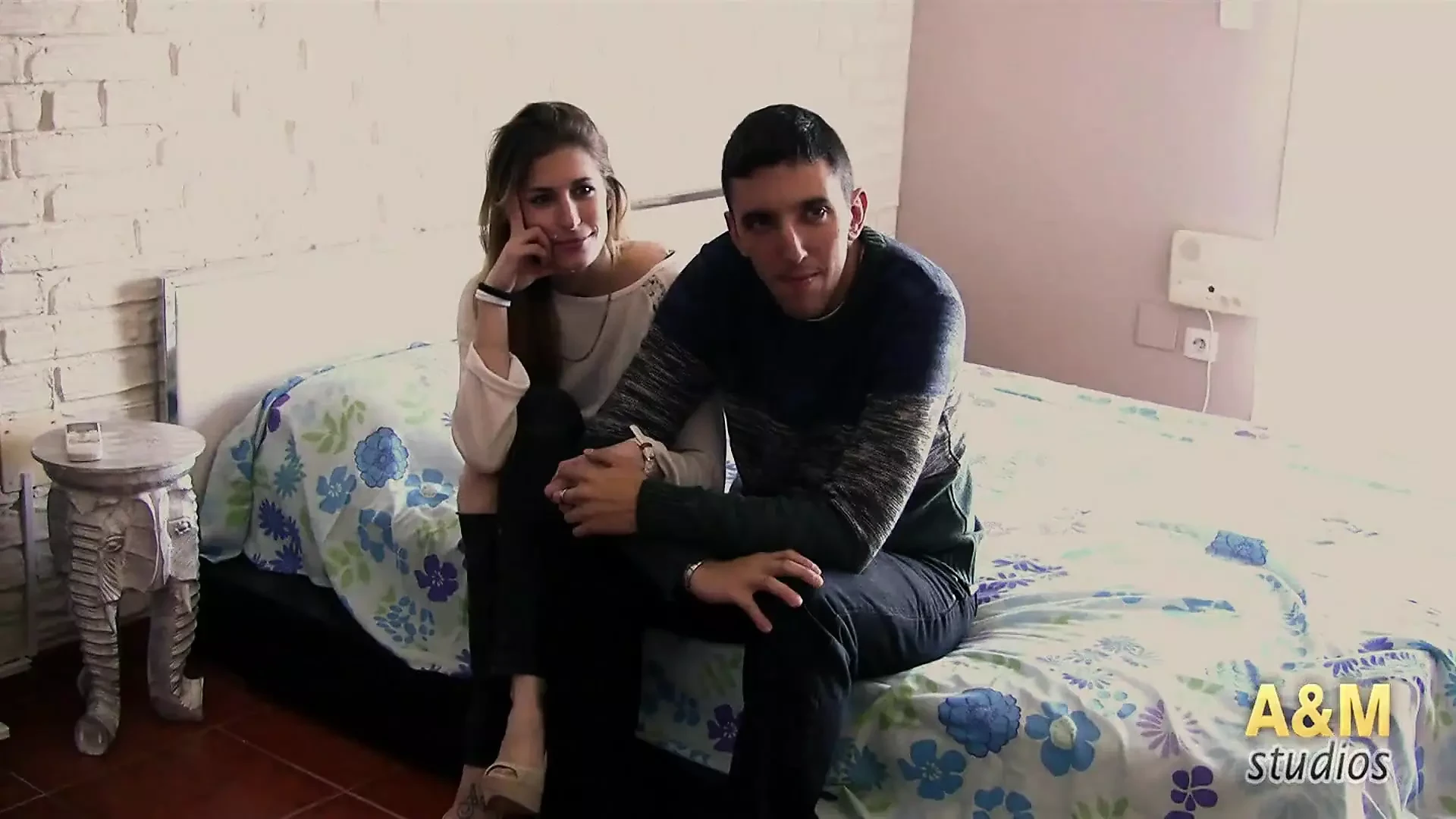 Ukusna španska tinejdžerka se jebe sa svojim dečkom