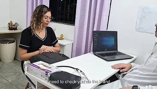 Pemeriksaan medis perut pasien di kantor dokter.