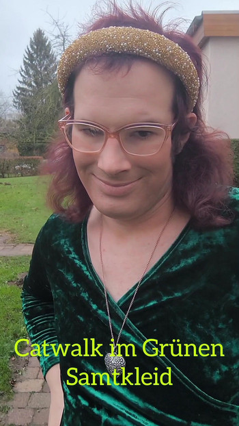 Modna pista u zelenoj baršunastoj haljini.