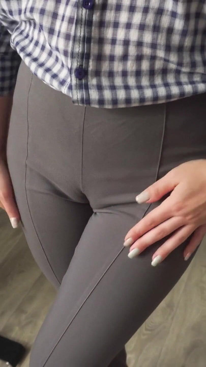 Άτακτη γραμματέας σε αποπλανεί με τα μουνόχειλα της με στενό παντελόνι | Κλιπ 1