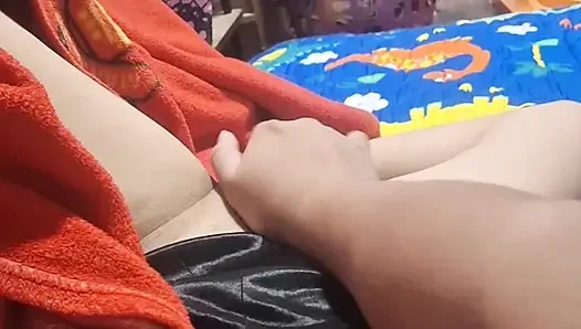 Cowok ini fingering istrinya sampai dia orgasme