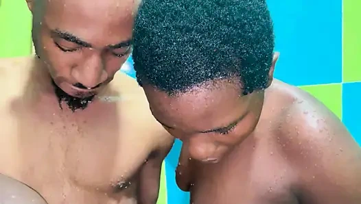 Siyahlar sadece çekim öncesi duş zamanı bu seksi biseksüel zenci ve erkeğiyle sevişmeye dönüştü