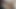 セクシーなブルネットが家の中で裸の雑用をしている