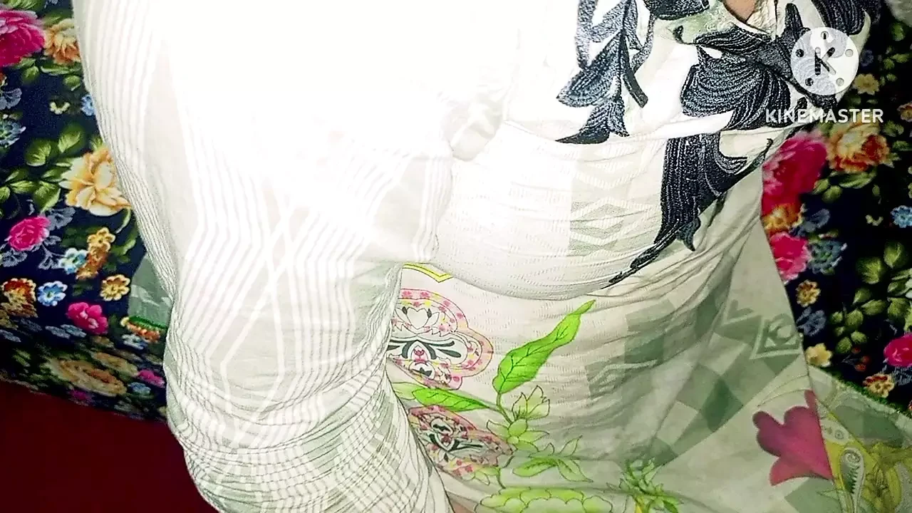 Ibu tiri berpantat besar bersendirian di rumah dan yakin