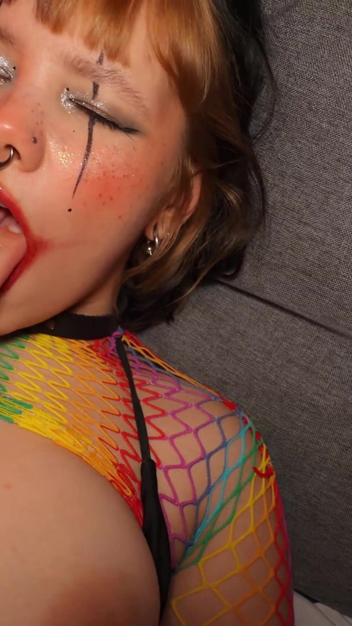 Perfekter clown, schlampe nimmt einen großen schwanz tief in den hals | Clip 2