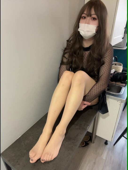 Trap A-Qi, skirt hem in front of the mirror