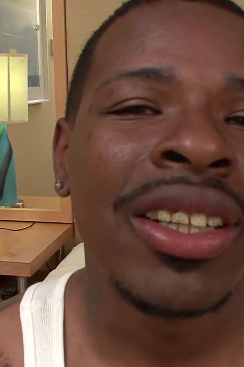 Толстушка с пирсинговой щелью сжимает ее массивные сиськи, пока ее трахают