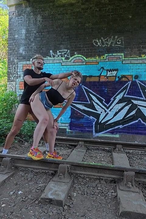 אליס מייז רכבת מזויפת, נאספה ונזדיינה בתחנת רכבת