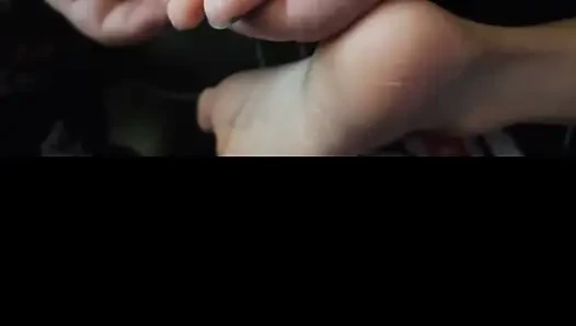 Melove'un seksi buruşuk tabanlarına masaj yapıyor