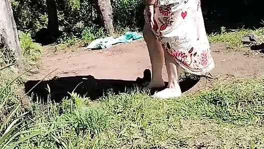 Я отвёл мачеху посмотреть поток, и она в итоге сняла всю одежду прямо передо мной.