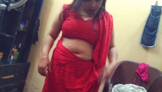 Schattige Bhabhi in sexy👙? Rode saree in een slaapkamer seksvideo