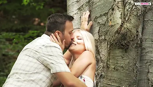 Трах в лесу в зеленой природе делает мою пизду мокрой