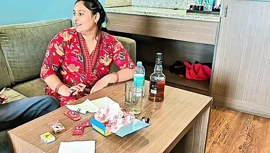Pasangan India intim di kamar hotel