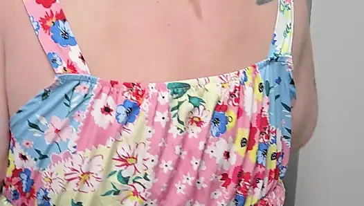 Шаловливая скачет на лифте, застукали ли ее?