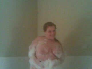 Awek putih dengan pantat besar menari dalam tab mandi panas