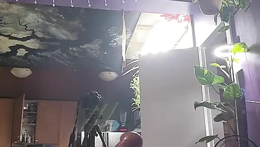 Büyük yarak boşalana kadar okşanıyor