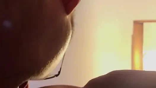 Malam yang berapi-api yang dimulai dengan blowjob dan diakhiri dengan creampie yang enak