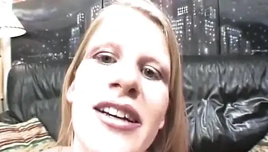 Sıska sarışın bebek sert gırtlağına kadar alıyor