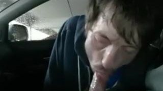 23 -jarige zuigen in de auto van zijn ouders