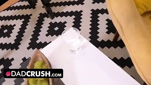 Dadcrush - Tolong, sentuh aku, ayah tiri! Masukin jarimu jauh ke dalam memekku! Aku butuh kontolmu!