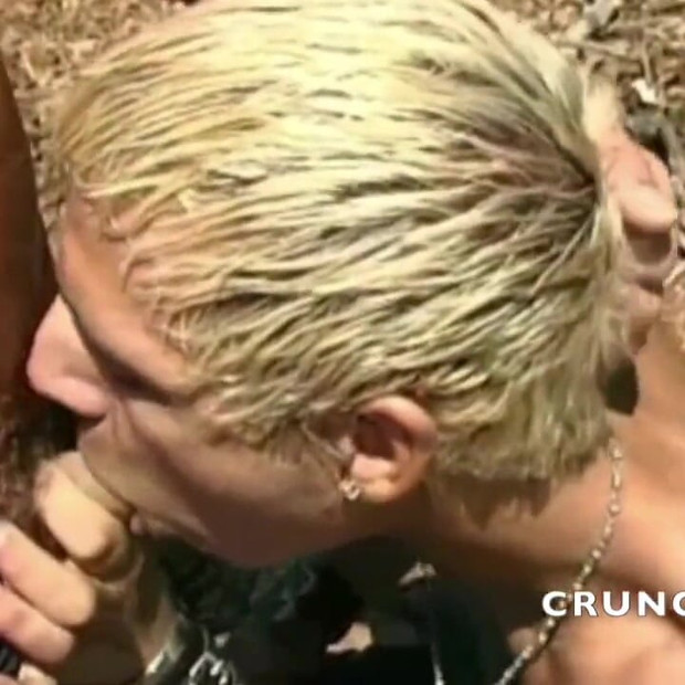 年轻的异性恋男人在户外操他的同性恋朋友 2