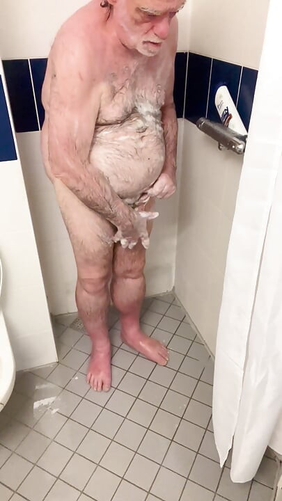 Shower Time for Coach Karl 6765