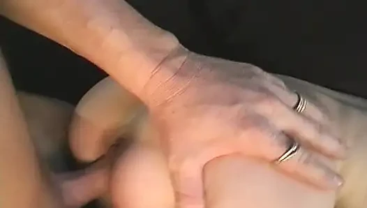 Blondes teen isst sperma aus dem kuchen nach hartem muschi-fick