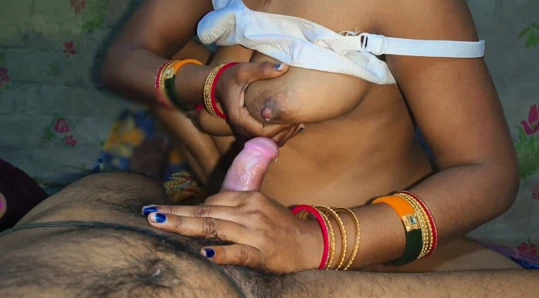 Große möpse wali desi bhabhi apne devar ke lund pe doodh nikal ke chudai karwai.indische tante ko stiefsohn ne bh pehna ke chut cho