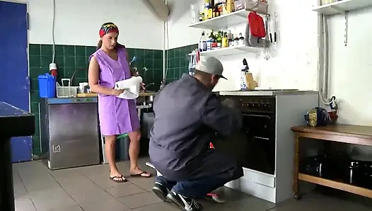 Büyük memeli orta yaşlı seksi kadın susy anal seksi seviyor!