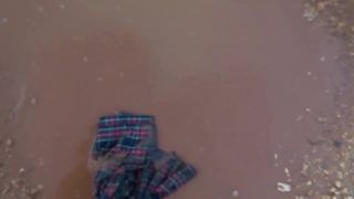 Váy tartan đỏ trong vũng bùn