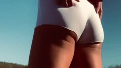 Cachonda delgados pantalones cortos de botín blanco en público mariquita trans cd
