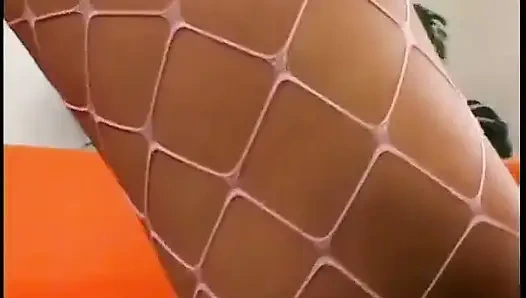 İki büyük yarak bu mükemmel genç sarışın anal sürtüğün tüm deliklerini dolduruyor