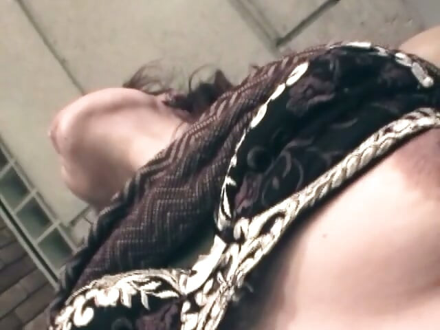 日本人女性は若い男に彼女をファックさせる