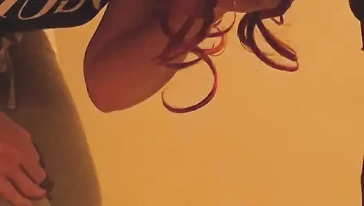 Maskierte hotwife gibt freund versprochenen blowjob und tittenfick