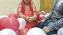 Frisch verheiratetes junges ehepaar wird von ehemann in hindi gefickt