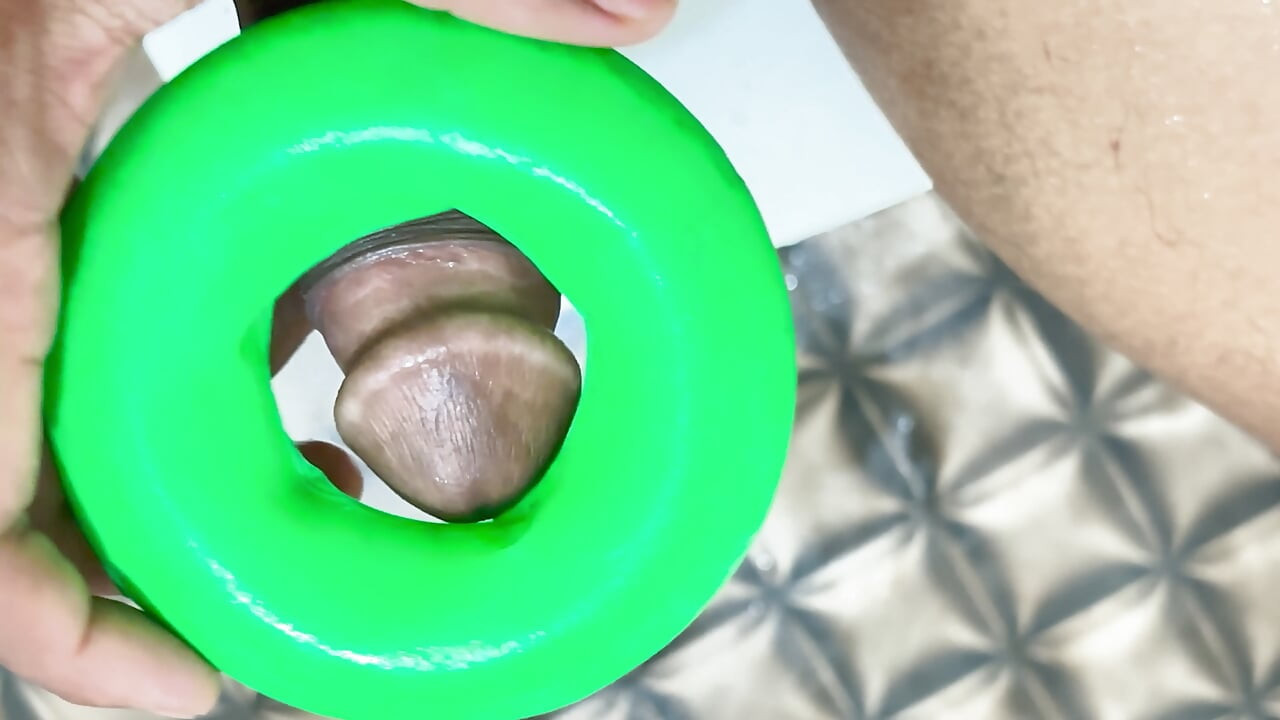 Hintli trans kadın banyoda ustalık yapıyor