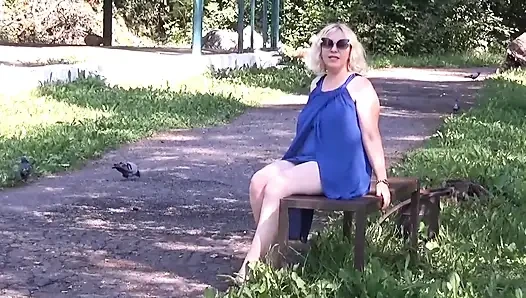 Külotsuz seksi kadın - yürüyüşte parıldayan