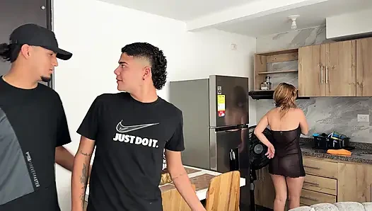 Мачеха моей подруги соблазняет меня своей огромной задницей и хочет положить в нее мой член.