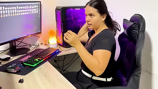 Eşi İş Yerinde Eşini Patronuyla Aldatıyor