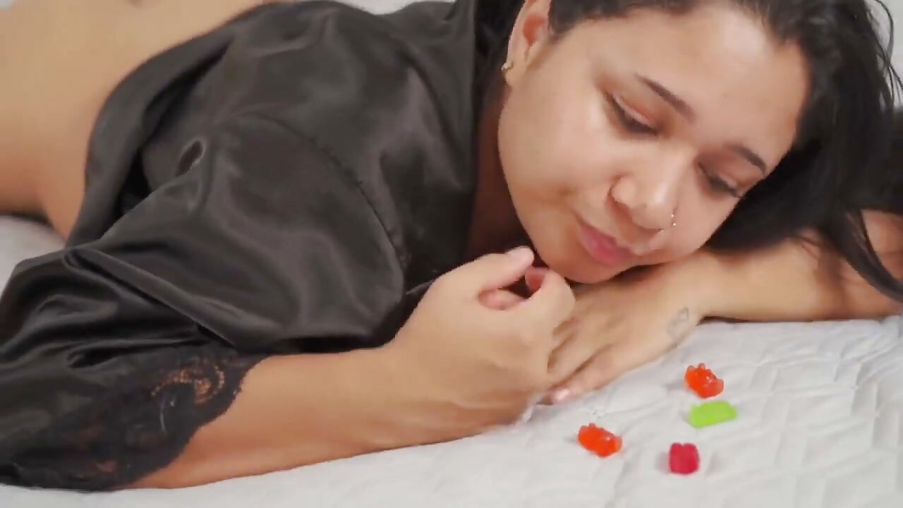 Latina Devore apró gumicukor figurákat