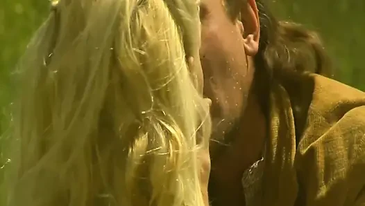 Sarışın orta yaşlı seksi kadınlar bir adam sahnesine aç 04 çayırda çok iyi sikişiyor