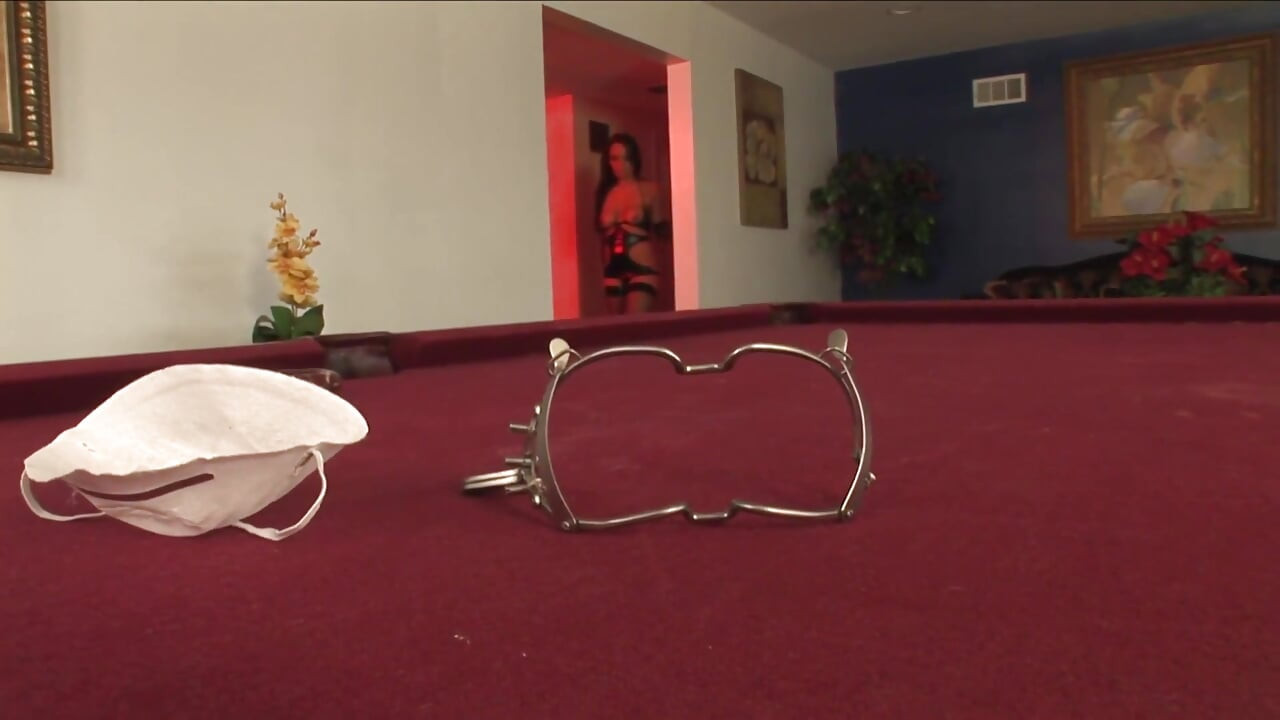 Napalona dziwka z ekstremalnymi fantazjami dostaje cipkę ostro młotkowaną czarnym kutasem potwora.