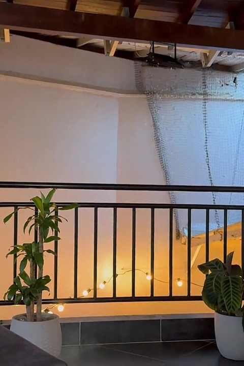Homiciliary BBC, Kolombiyalı MILF'in sıkı vajinasını hizmetine bahşiş olarak sevişiyor!