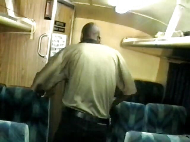 Un armăsar negru are parte de pula lui uriașă suptă de o curvă negresă pe bancheta din spate a unui autobuz